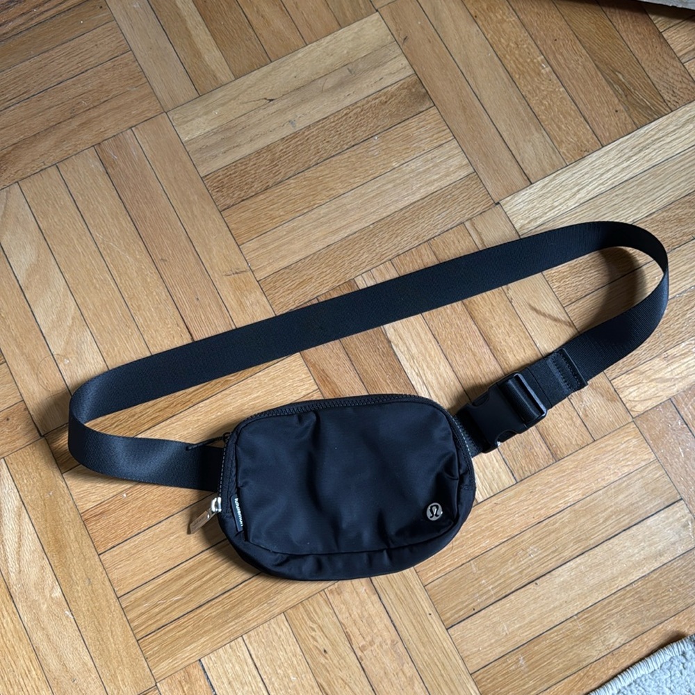 Lululemon black fanny pack (everywhere belt)
